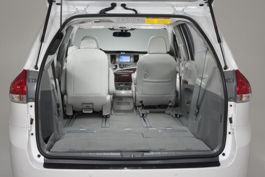  Toyota Sienna SE 2010 года  (фото 3 из 50)